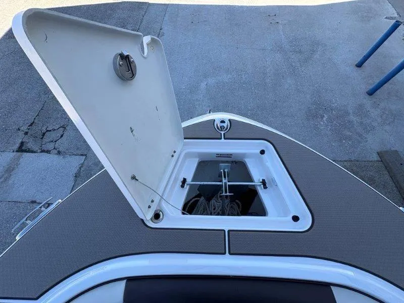 Slide: The Image of Robalo R202 Explorer 2020 - 26