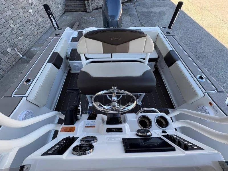 Slide: The Image of Robalo R202 Explorer 2020 - 27