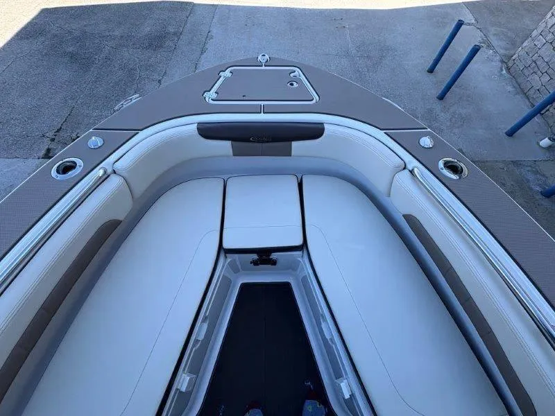 Slide: The Image of Robalo R202 Explorer 2020 - 28