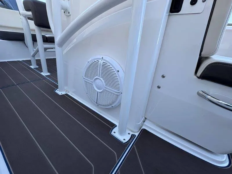 Slide: The Image of Robalo R202 Explorer 2020 - 29