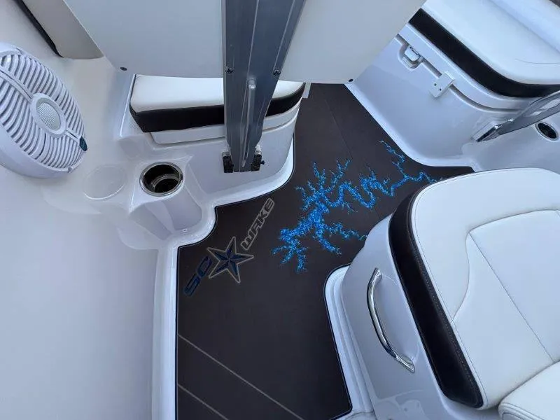 Slide: The Image of Robalo R202 Explorer 2020 - 31