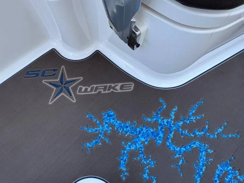 Slide: The Image of Robalo R202 Explorer 2020 - 34