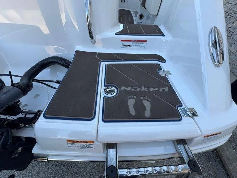 Slide: The Image of Robalo R202 Explorer 2020 - 35