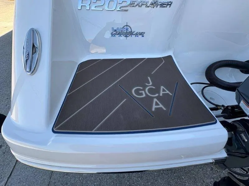 Slide: The Image of Robalo R202 Explorer 2020 - 36