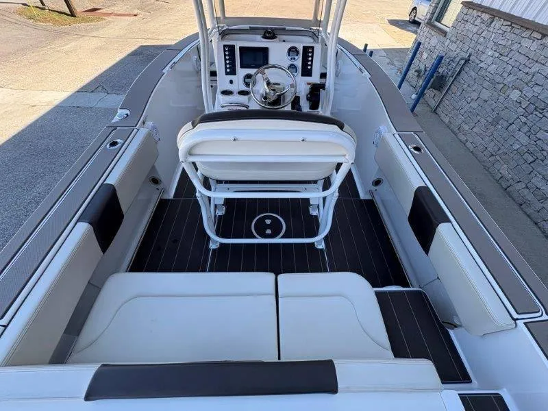 Slide: The Image of Robalo R202 Explorer 2020 - 39