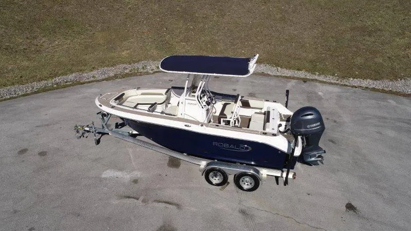 Slide: The Image of Robalo R202 Explorer 2020 - 4