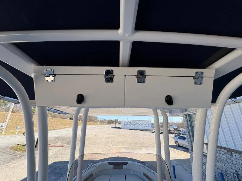 Slide: The Image of Robalo R202 Explorer 2020 - 40