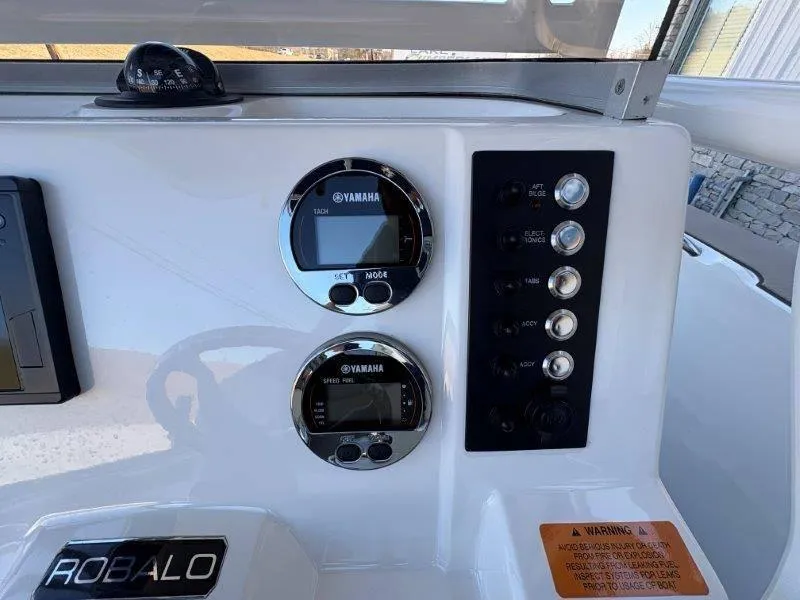 Slide: The Image of Robalo R202 Explorer 2020 - 42