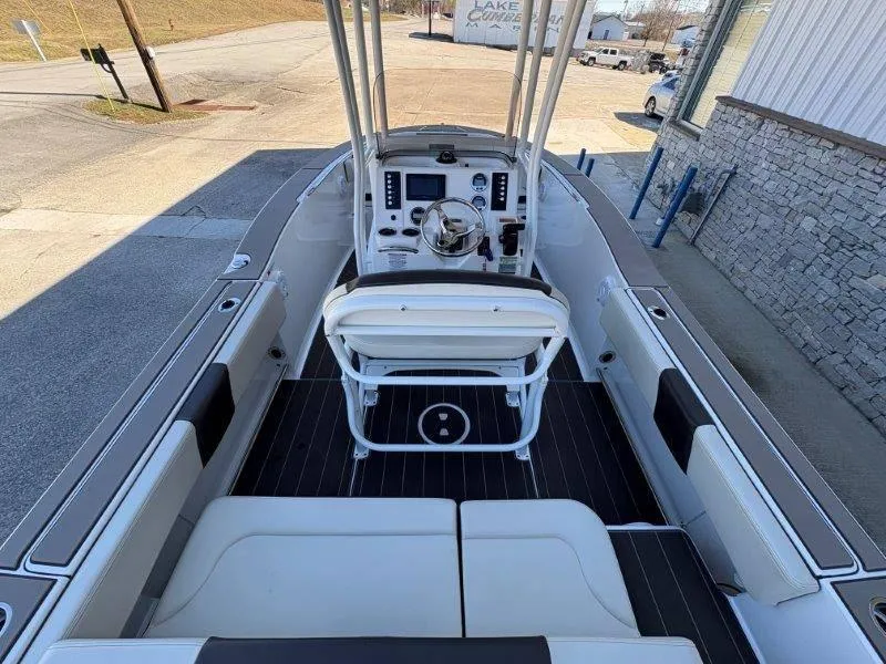 Slide: The Image of Robalo R202 Explorer 2020 - 43