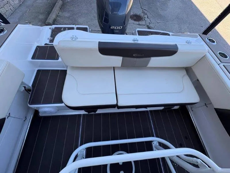 Slide: The Image of Robalo R202 Explorer 2020 - 47