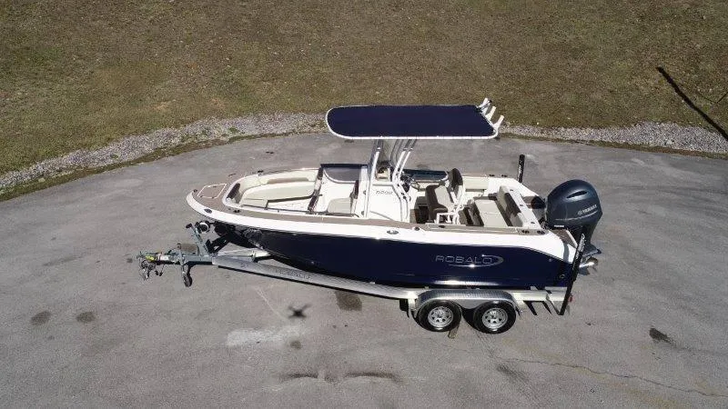 Slide: The Image of Robalo R202 Explorer 2020 - 6