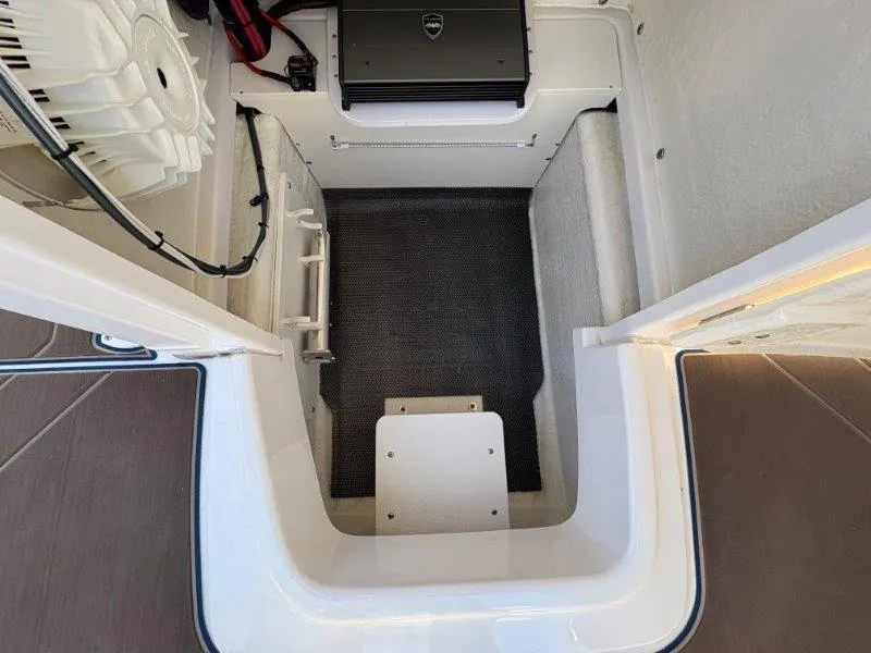 Slide: The Image of Robalo R202 Explorer 2020 - 64