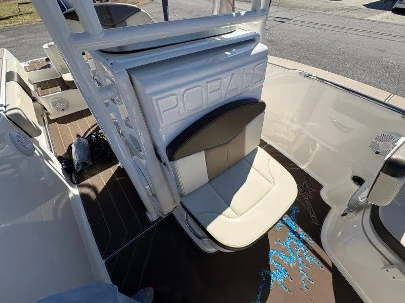 Slide: The Image of Robalo R202 Explorer 2020 - 68
