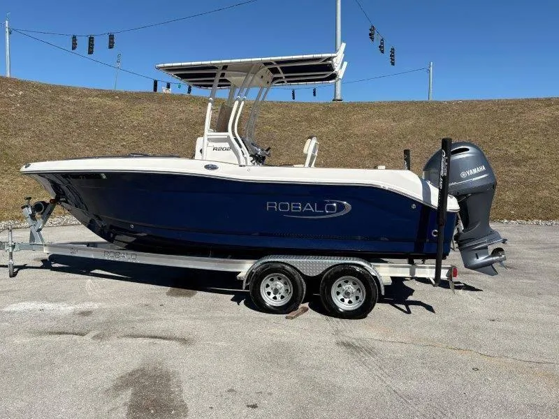 Slide: The Image of Robalo R202 Explorer 2020 - 70