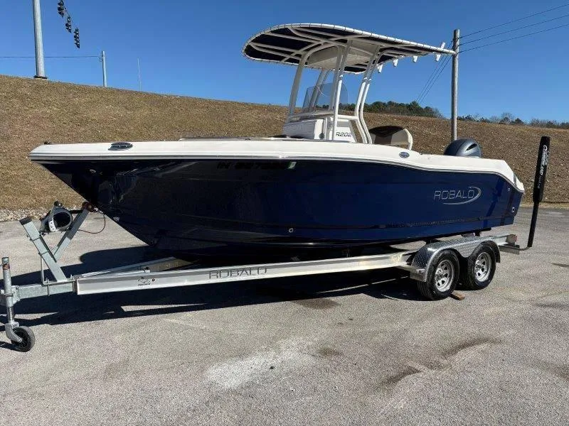 Slide: The Image of Robalo R202 Explorer 2020 - 78