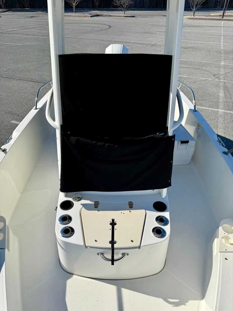 Slide: The Image of Boston Whaler 210 Dauntless 2020 - 19