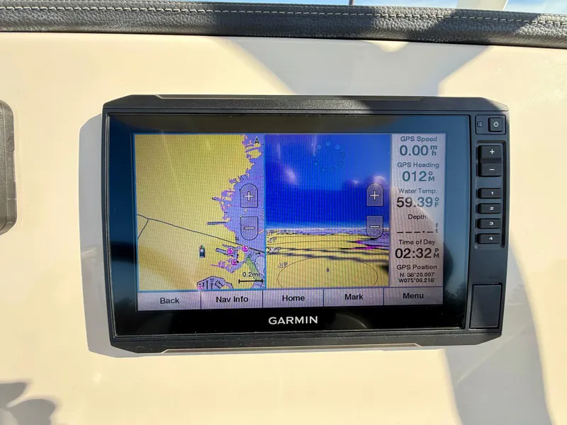Slide: The Image of Boston Whaler 210 Dauntless 2020 - 25