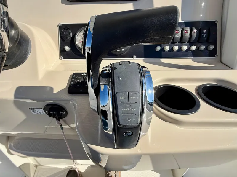 Slide: The Image of Boston Whaler 210 Dauntless 2020 - 29