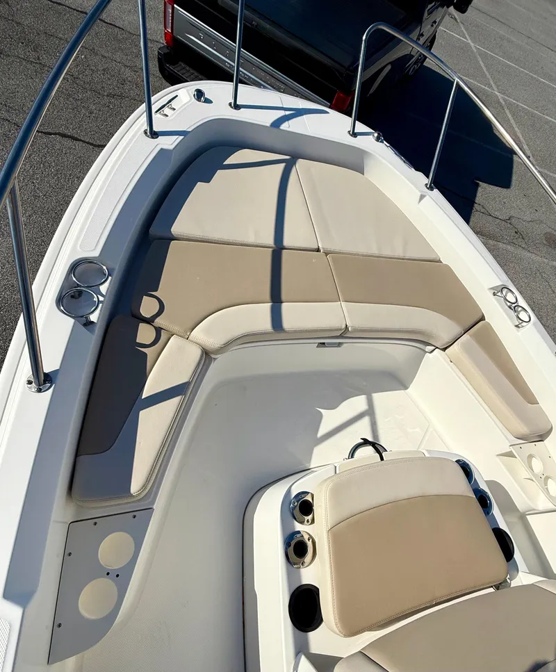 Slide: The Image of Boston Whaler 210 Dauntless 2020 - 40