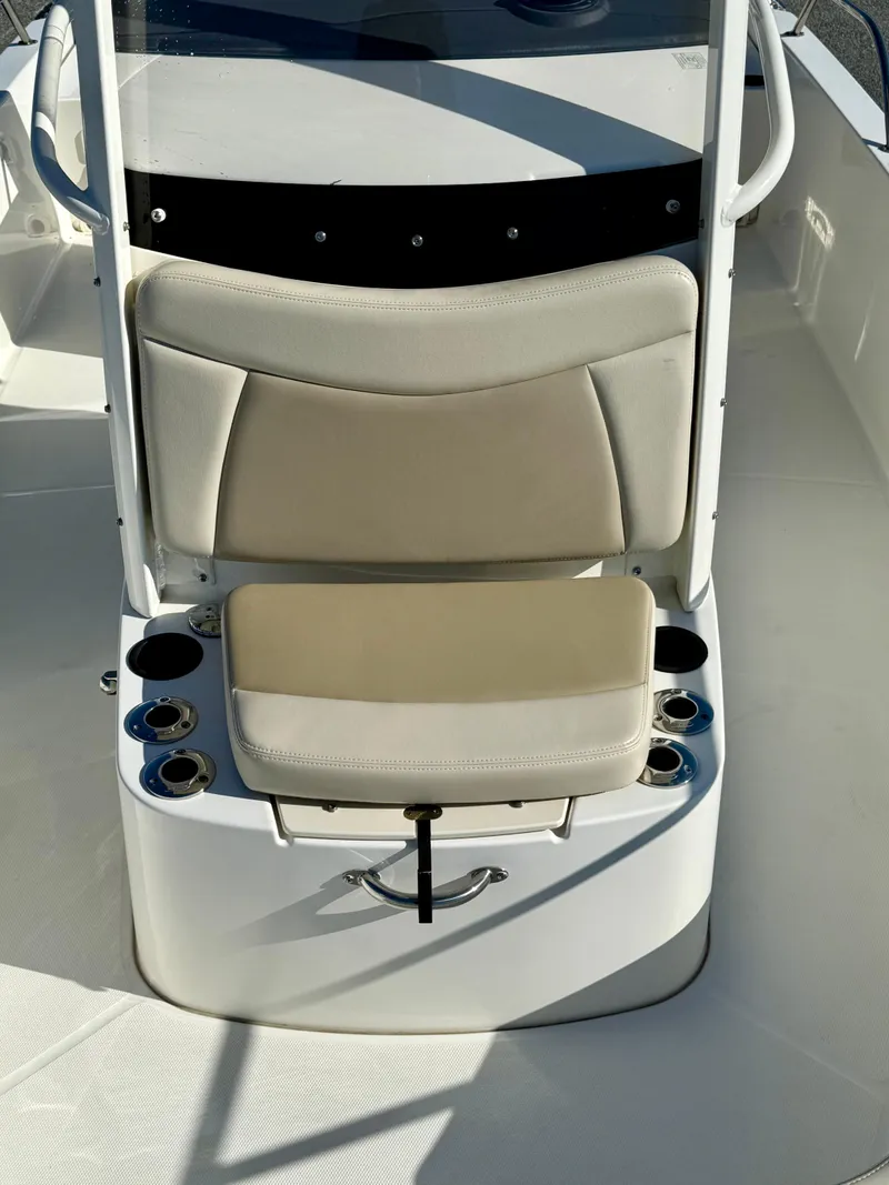 Slide: The Image of Boston Whaler 210 Dauntless 2020 - 43