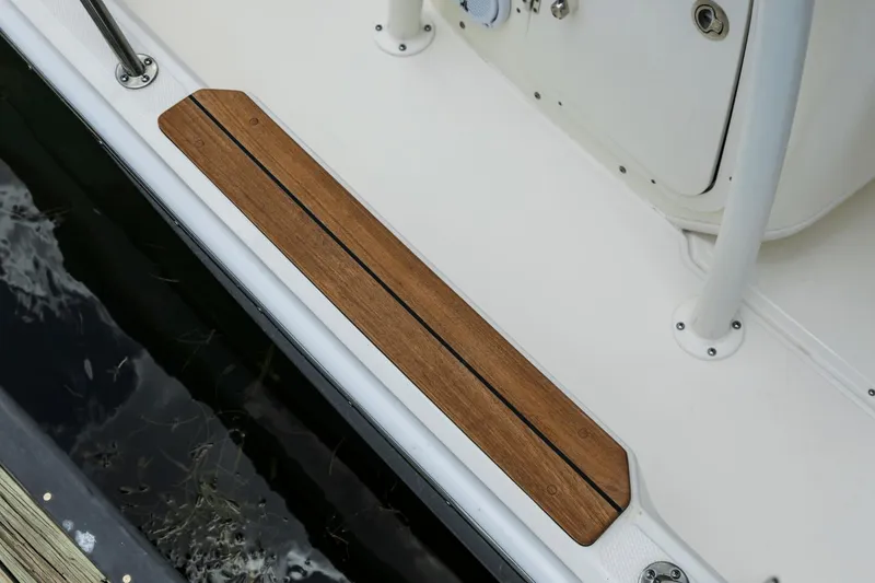 Slide: The Image of Boston Whaler 190 Montauk 2025 - 28
