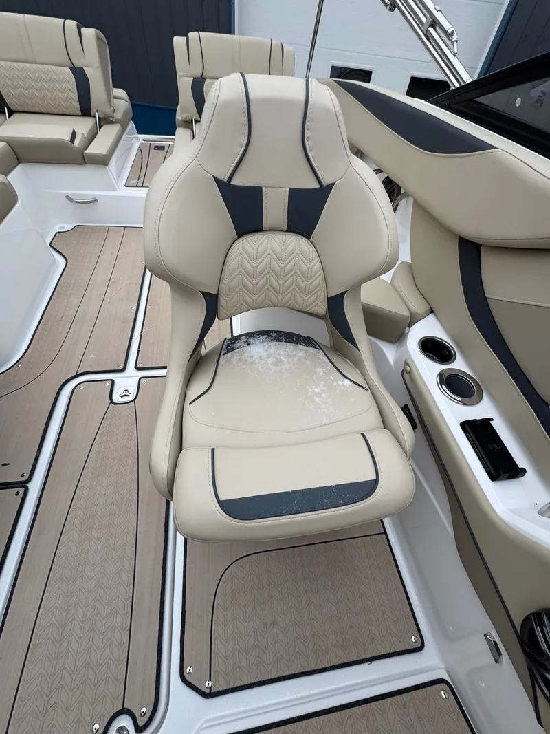 Slide: The Image of Hurricane SunDeck 2600 OB 2025 - 10