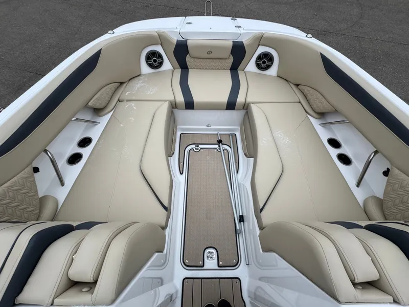 Slide: The Image of Hurricane SunDeck 2600 OB 2025 - 19