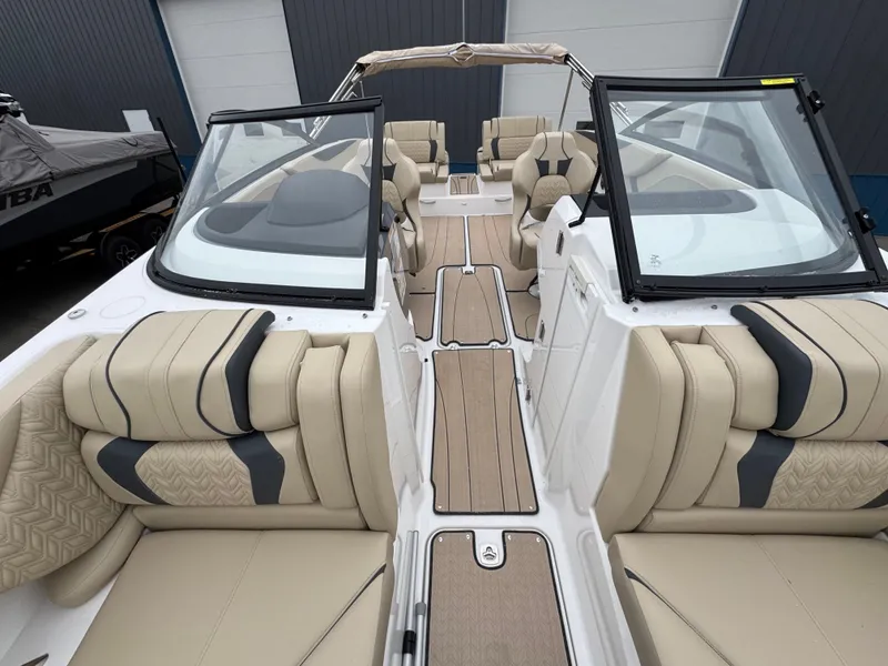 Slide: The Image of Hurricane SunDeck 2600 OB 2025 - 6