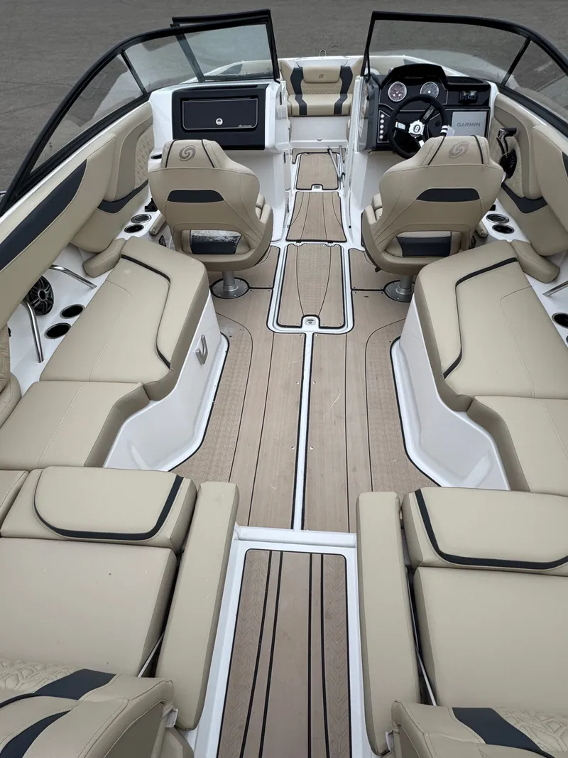 Slide: The Image of Hurricane SunDeck 2600 OB 2025 - 7