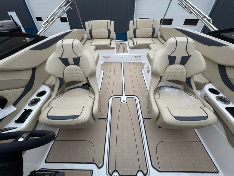 Slide: The Image of Hurricane SunDeck 2600 OB 2025 - 8