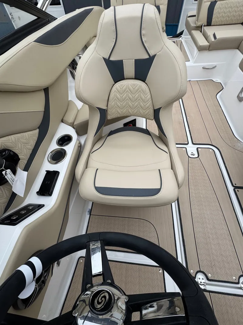 Slide: The Image of Hurricane SunDeck 2600 OB 2025 - 9