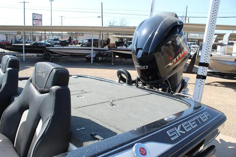 Slide: The Image of 2018 Skeeter FX21 LE boat with Yamaha VMAX engine, displayed in a dealership lot. - 11