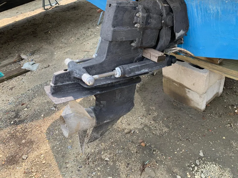 Slide: The Image of Outboard motor of a 2000 Sea Ray 215 Express Cruiser on dry land. - 10