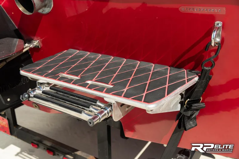 Slide: The Image of 1998 Warlock 28 SXT boat swim platform with red and black diamond pattern. - 47