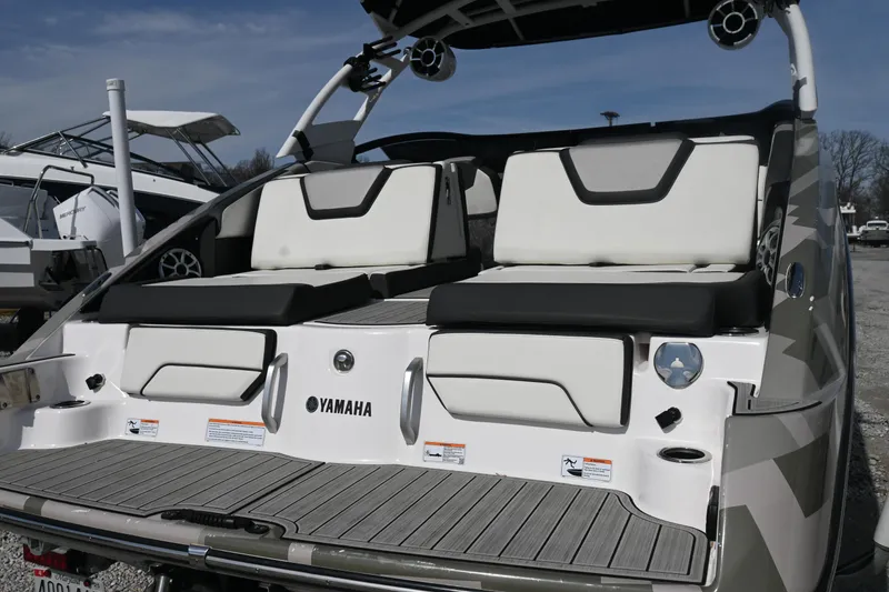Slide: The Image of 2023 Yamaha Boats 252SD, rear view with seating and swim platform. - 10