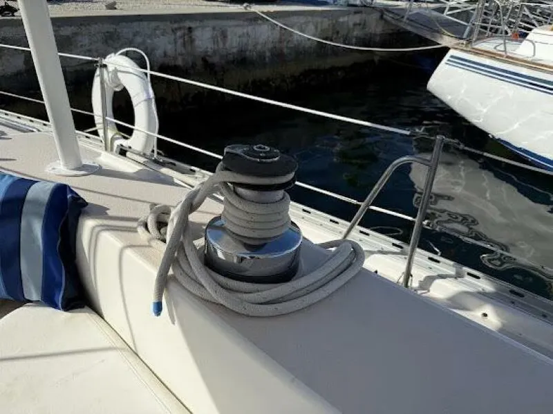 Slide: The Image of Sailboat deck with winch and rope on Catalina Morgan 440, 1989 model. - 18