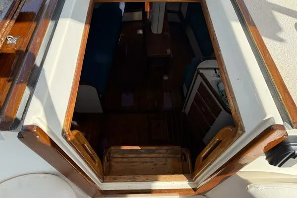 Slide: The Image of Interior view of 1989 Catalina Morgan 440 sailboat cabin entrance. - 35