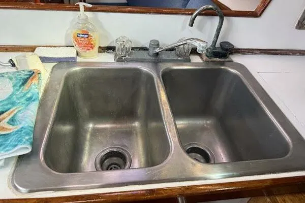Slide: The Image of Double sink in a 1989 Catalina Morgan 440 yacht kitchen. - 48