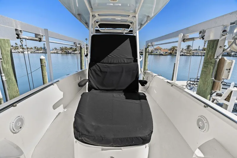 Slide: The Image of Boston Whaler 270 Dauntless 2020 - 17