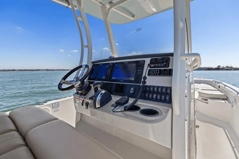 Slide: The Image of Boston Whaler 270 Dauntless 2020 - 22