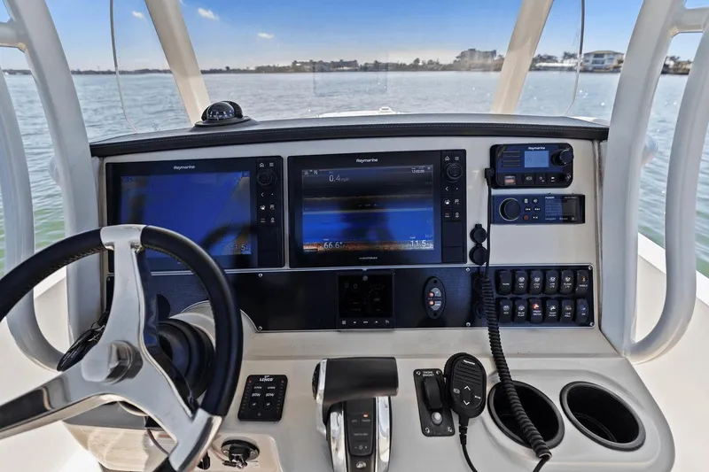 Slide: The Image of Boston Whaler 270 Dauntless 2020 - 23