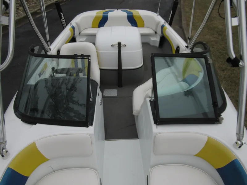 Slide: The Image of 2000 Moomba Outback LS boat interior with white, yellow, and blue seating. - 19