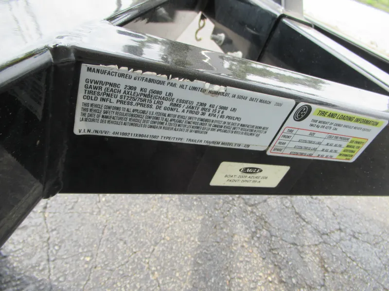 Slide: The Image of Label on Azure AZ208 trailer hitch, displaying weight and tire information. - 8