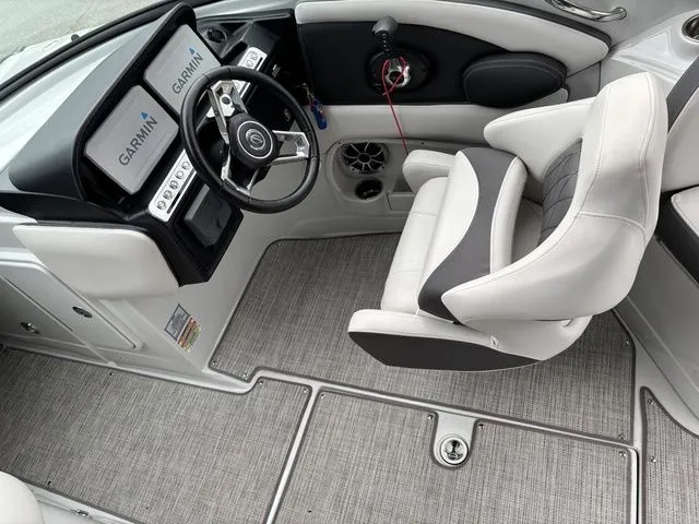 Slide: The Image of Crownline Boats 290 SS 2021 - 10