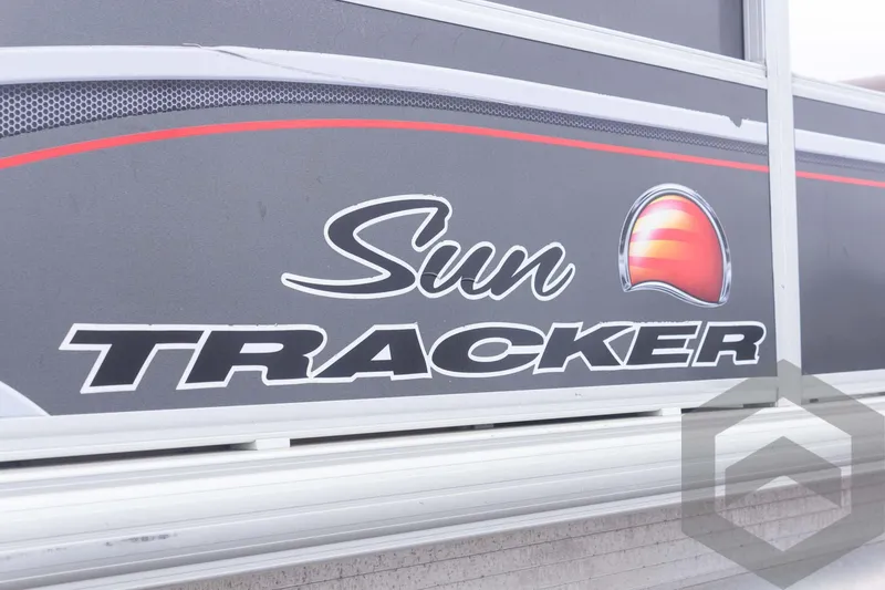 Slide: The Image of 2015 Sun Tracker Fishin' Barge 22 DLX logo on boat exterior. - 10