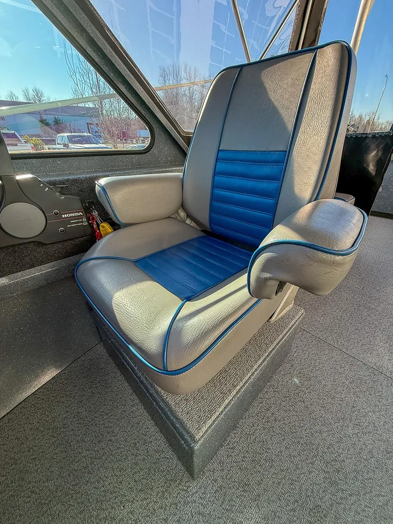 Slide: The Image of Captain's seat in 2011 Pro-Steelheader 18 Sea Predator OS boat interior. - 15