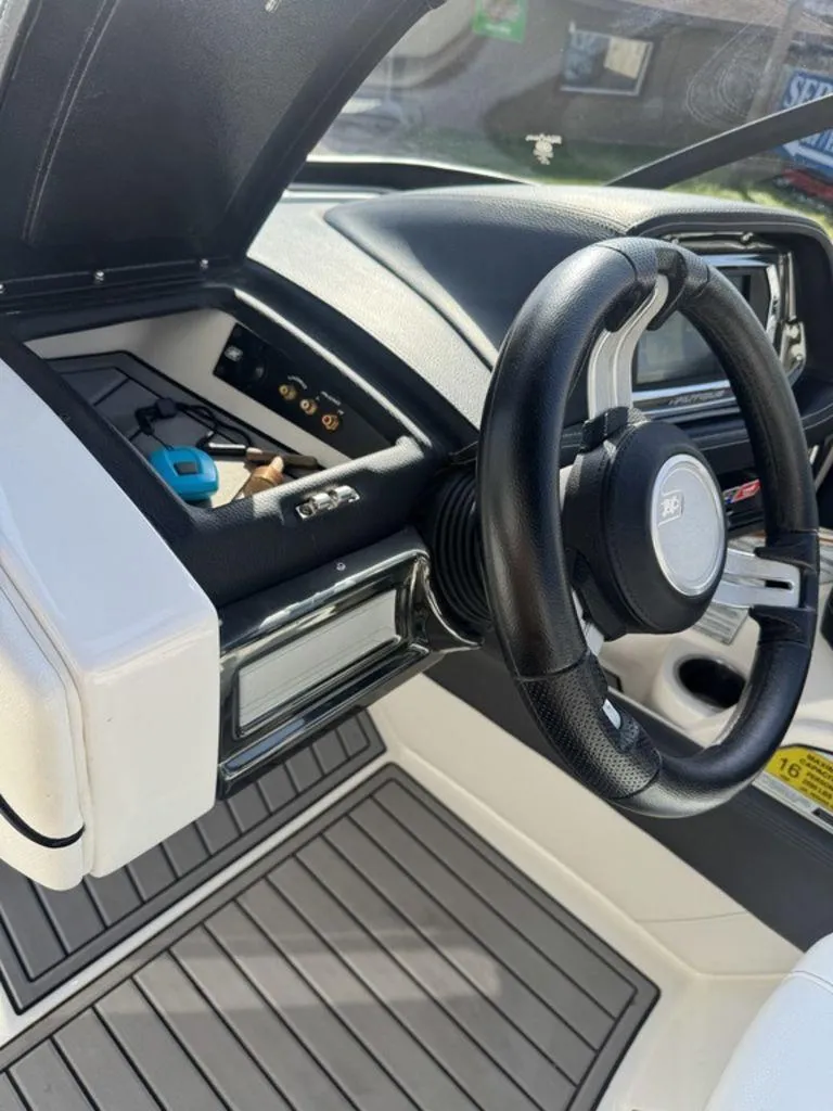 Slide: The Image of Nautique G23 2016 - 17