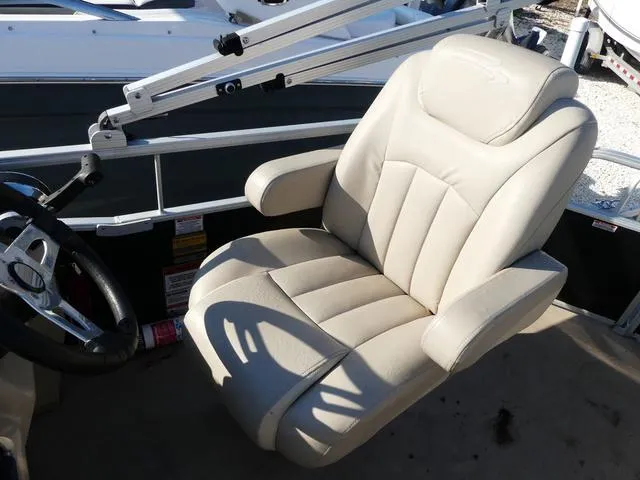 Slide: The Image of Bennington 20 SLX 2014 - 9