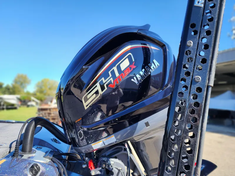 Slide: The Image of 2024 Skeeter FXR21LE with Yamaha VMAX SHO engine, outdoor setting. - 4