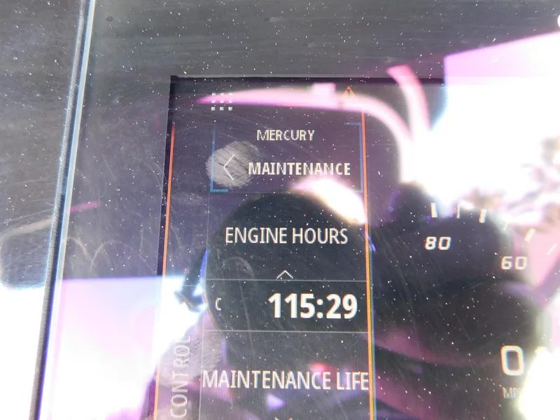 Slide: The Image of Display showing 115 engine hours on 2020 Sea Ray SDX 270 Outboard. - 5